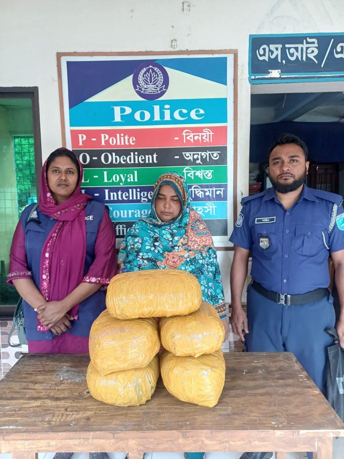 কুলিয়ারচরে ৩ লাখ টাকার গাঁজাসহ নারী মাদক কারবারি গ্রেপ্তার