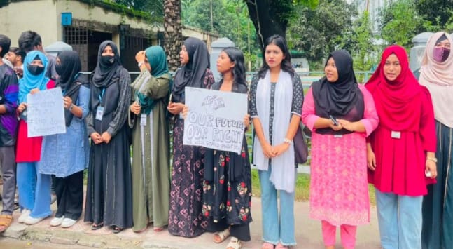 যশোরে শিক্ষামন্ত্রীর পদত্যাগ দাবিতে এইচএসসি পরীক্ষার্থীদের মানববন্ধন কর্মসূচি পালন