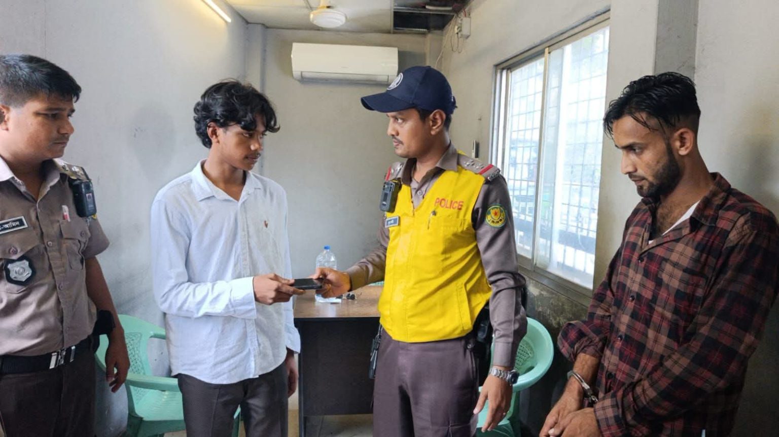 মিরপুরে ছিনতাইয়ের পর ধাওয়া, ট্রাফিক পুলিশের হাতে ধরা মোবাইল ছিনতাইকারী