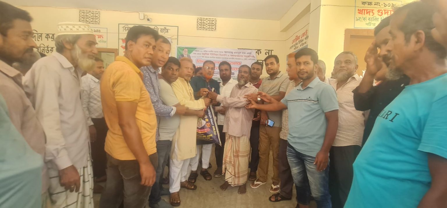 পটিয়ার বড়লিয়ায় এমপি আলহাজ্ব এনামুল হক এনামের পক্ষ থেকে বন্যার্তদের মাঝে জিআর চাল বিতরণ