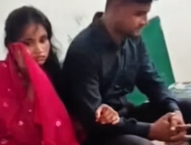 ঠাকুরগাঁও শহরের ডিসি পাড়া এলাকার শিশু পার্কের পেছনে এক বিবাহিত নারী ও একজন যুবক জনতার হাতে আটক