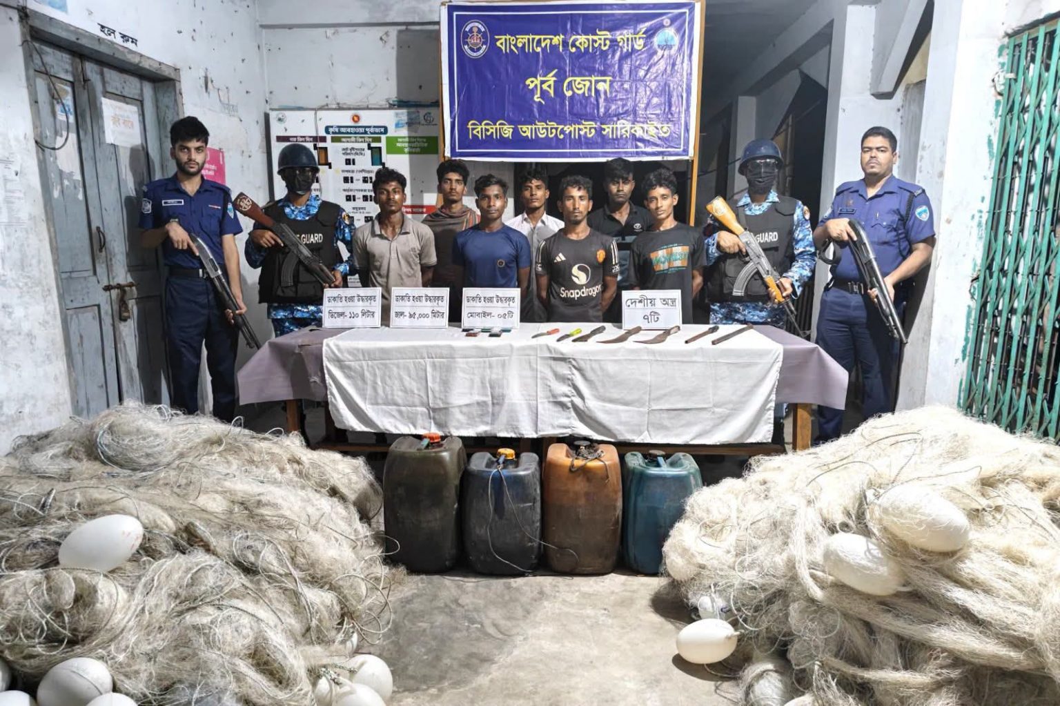 সন্দ্বীপে কোস্ট গার্ডের যৌথ অভিযান; দেশীয় অস্ত্রসহ ৭ জন জলদস্যু আটক