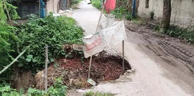 অতিবৃষ্টির প্রভাবে বদলগাছীর পারসোমবাড়ী-সেনপাড়া সড়কে ধস, দ্রুত সংস্কারের জোর দাবি