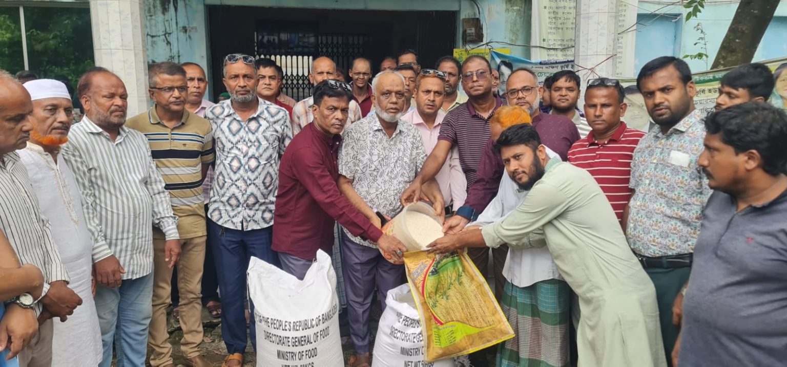 পটিয়ার দক্ষিণ ভূর্ষিতে এমপি এনামের পক্ষ থেকে বন্যার্তদের মাঝে জিআর চাল বিতরণ