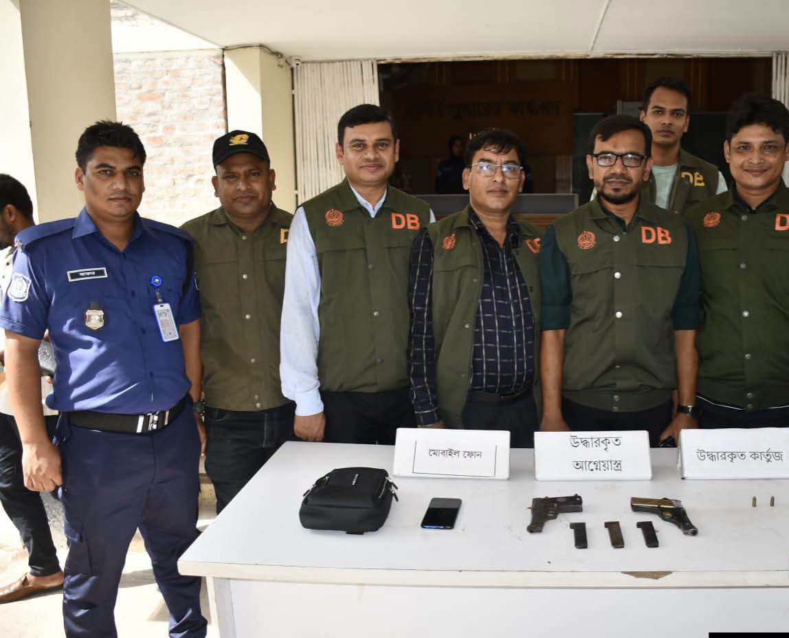 পাবনায় জেলা পুলিশের বিশেষ অভিযান পরিচালনা করে ২টি বিদেশি পিস্তল সহ চিহ্নিত আসামি গ্রেফতার