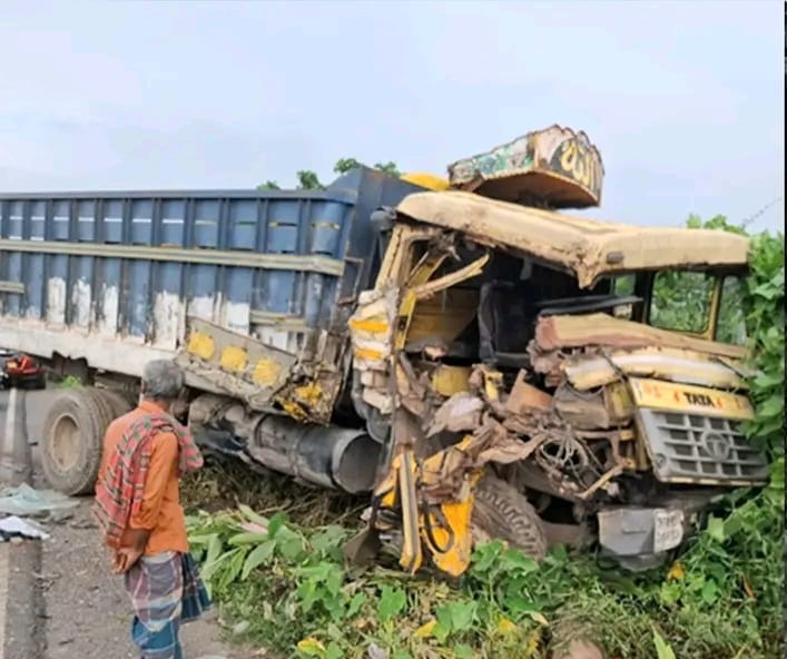 নেত্রকোনা-ময়মনসিংহ মহাসড়কে দুই ট্রাকের মুখোমুখি সংঘর্ষে ঘটনাস্তলে ট্রাক চালক নিহত
