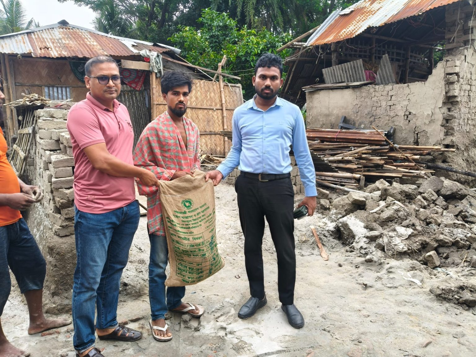 ভারী বর্ষণে ঘর হারিয়ে নিঃস্ব সহিদুল মোড়ল, পাশে দাঁড়ালো ডুমুরিয়া উপজেলা প্রশাসন
