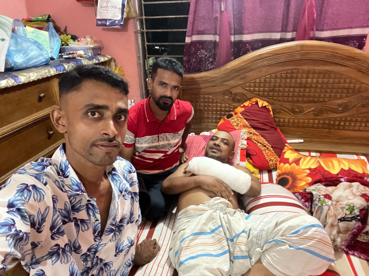 অসুস্থ যুবদল নেতা ফয়েজ হাওলাদারকে দেখতে গেলেন তারিকুল ইসলাম মঈন ও আরিফ হোসেন, সুস্থতার জন্য দোয়া কামনা