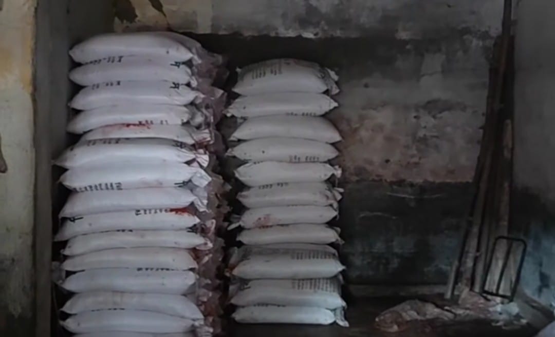 ঠাকুরগাঁওয়ের রাণীশংকৈলে পাচারের অভিযোগে ৪৪ বস্তা সার আটক