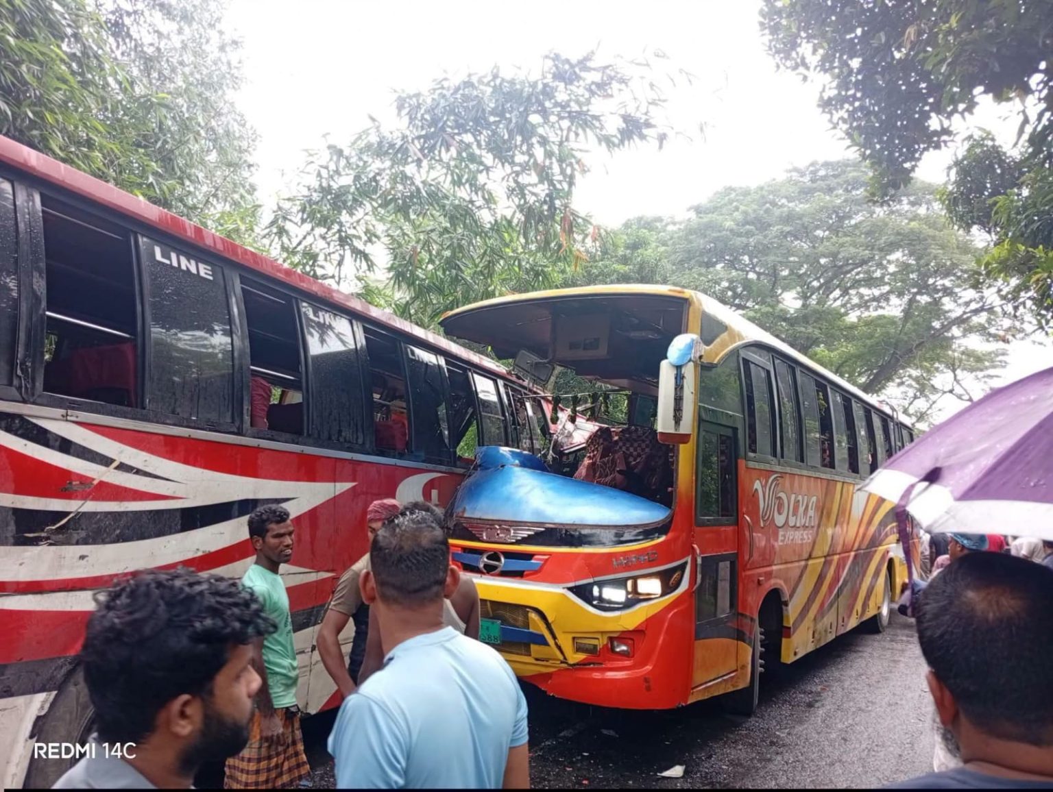 পাবনা-ঢাকা মহাসড়কে বাস মুখোমুখ সংঘর্ষে ১০ জন আহত