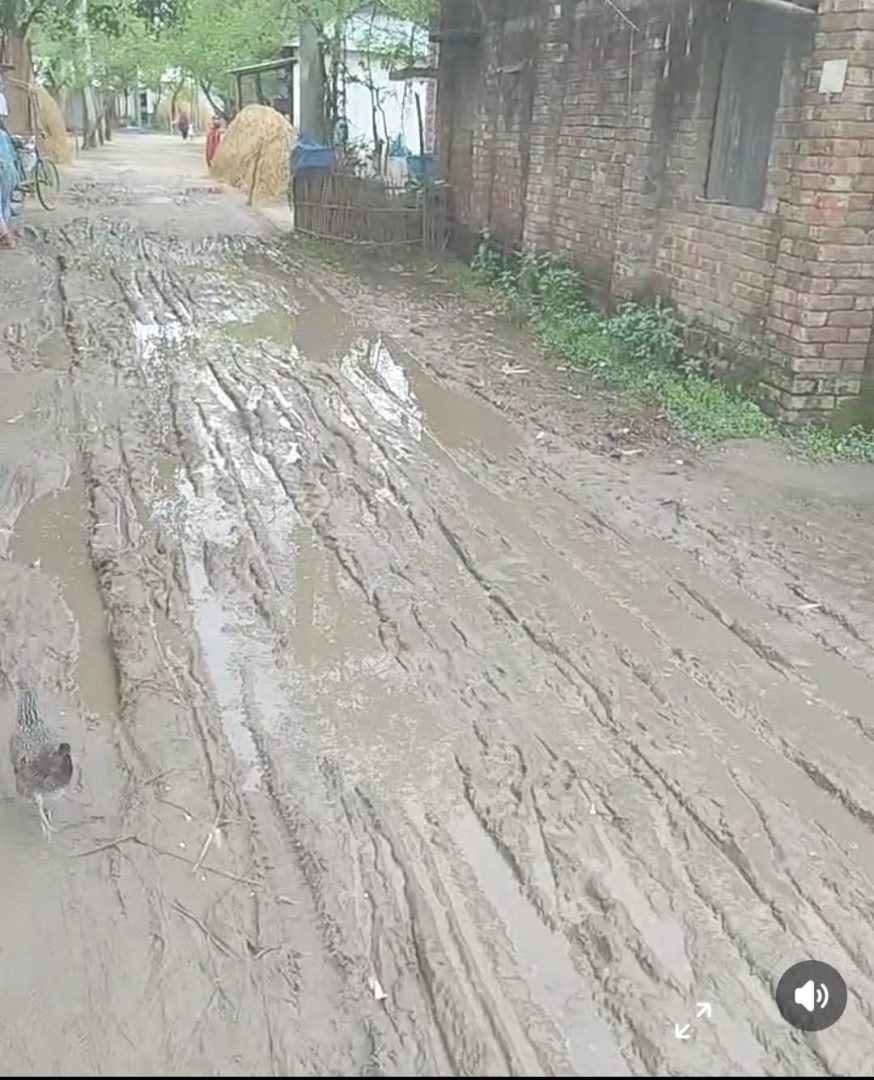 অল্প বৃষ্টিতেই অচল গোবিন্দগঞ্জের নাকাই ইউনিয়নের ডুমুরগাছা সড়ক, এমপির হস্তক্ষেপ কামনা