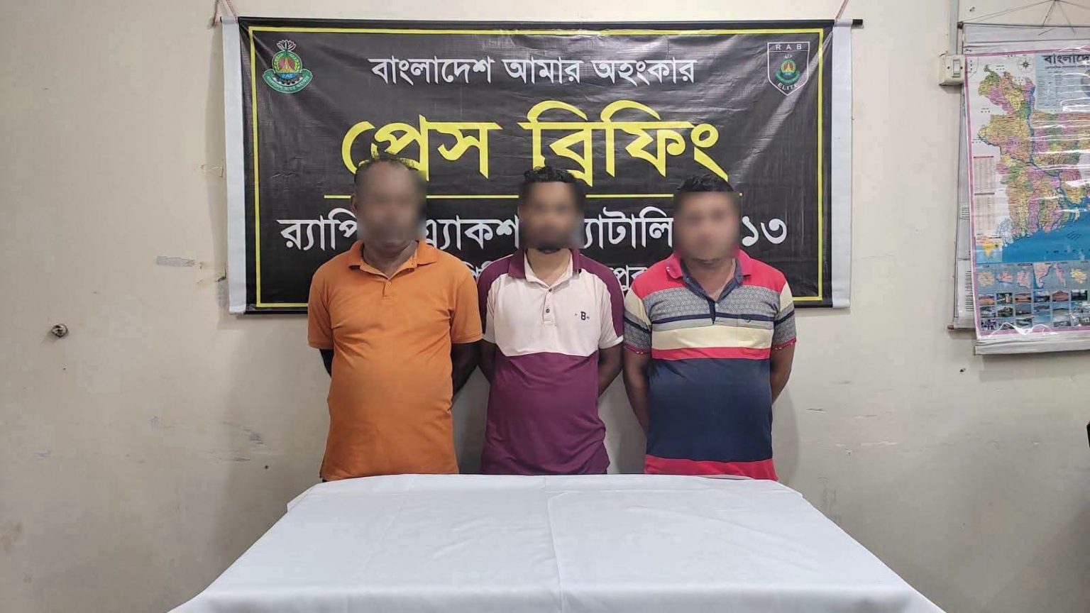 দিনাজপুরে কুরিয়ার সার্ভিসের গোডাউন থেকে ৩৩ হাজার ৭২৪ বোতল যৌন উত্তেজক সিরাপ জব্দ, গ্রেফতার ৩