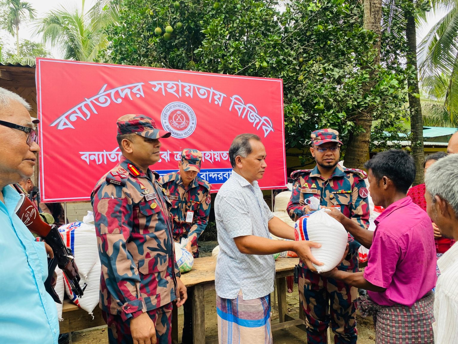 দুর্গম পাহাড়ে বন্যাদুর্গত ১৫৭ পরিবারের পাশে বিজিবি