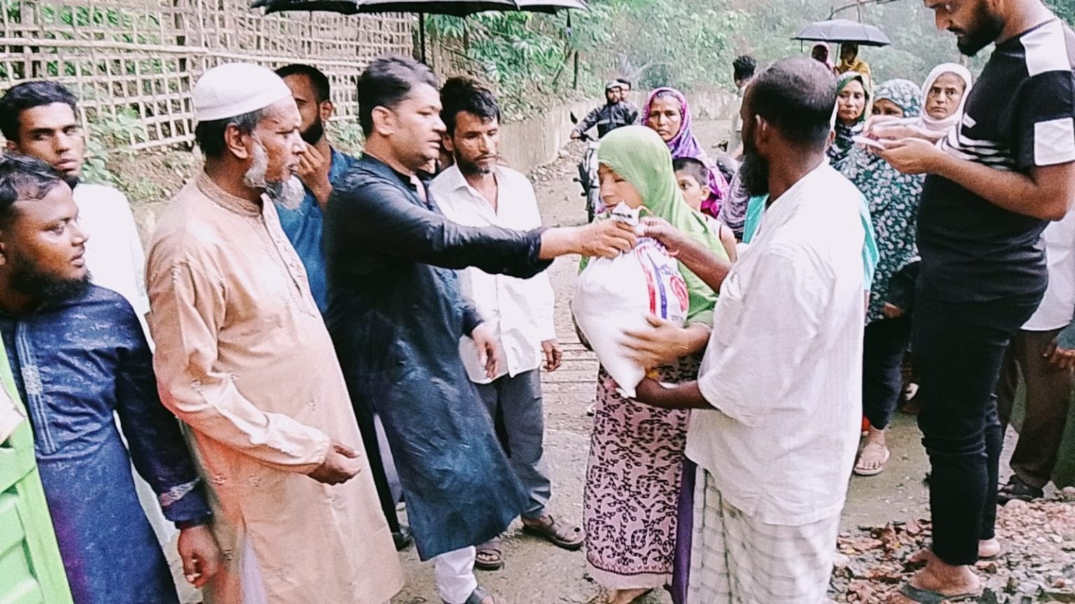 বান্দরবানে বন্যার্তদের মুখে হাসি ফুটাল মানবিক মহিউদ্দিনের নিজস্ব ত্রাণ উদ্যোগ