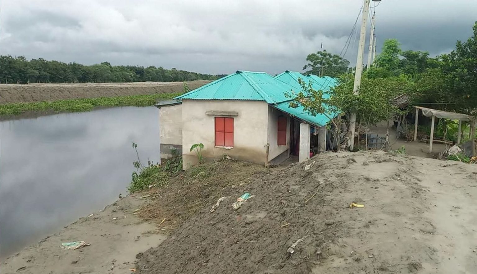 ডুমুরিয়ার কাঁঠালতলা আবাসন প্রকল্পে ২৬টি ঘর ভাঙনের মুখে, আতঙ্কে বাসিন্দারা