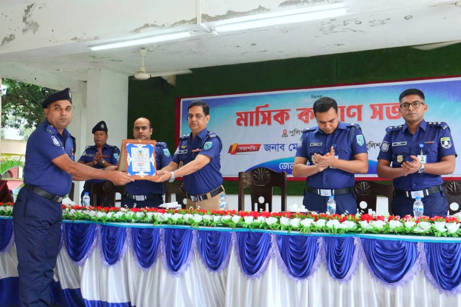 এসপি জসিম উদ্দীনের হাত থেকে শ্রেষ্ঠত্বের সম্মাননার মুকুট পরলেন গোবিন্দগঞ্জের ওসি মোজাম্মেল হক