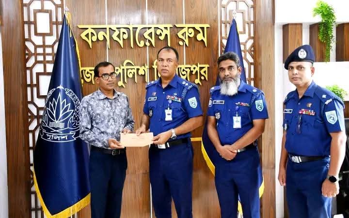দিনাজপুরে অসুস্থ ৭ পুলিশ সদস্যকে আর্থিক অনুদান দিলেন পুলিশ সুপার