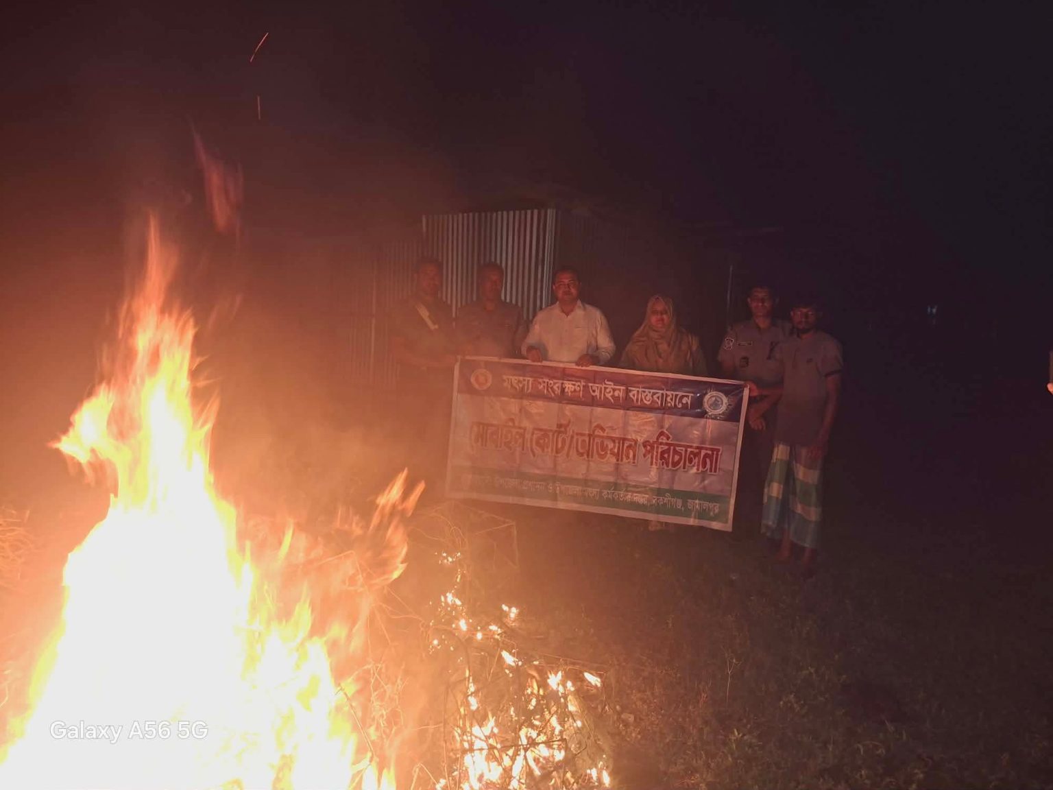 বকশীগঞ্জে ভ্রাম্যমাণ আদালতের অভিযানে নিষিদ্ধ চায়না দুয়ারি ও কারেন্ট জাল জব্দ, পুড়িয়ে ধ্বংস