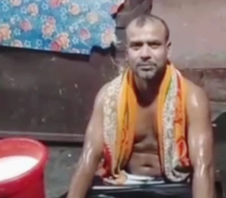 ঠাকুরগাঁওয়ের পীরগঞ্জ উপজেলায় এক মন দুধ দিয়ে গোসল করে মাদক ব্যবসা ছাড়ার প্রতিজ্ঞা