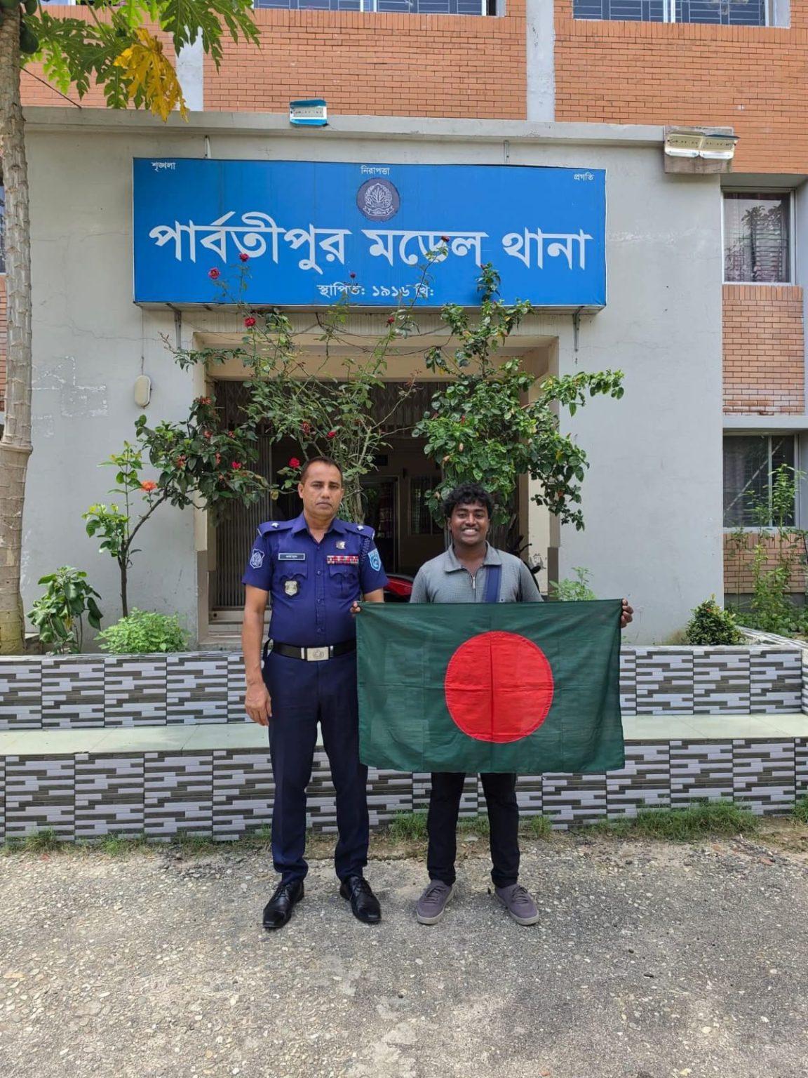 সাইকেলে সারা বাংলাদেশ ভ্রমণের ৮৪তম দিনে পার্বতীপুর মডেল থানার ওসির সঙ্গে সৌজন্য সাক্ষাৎ
