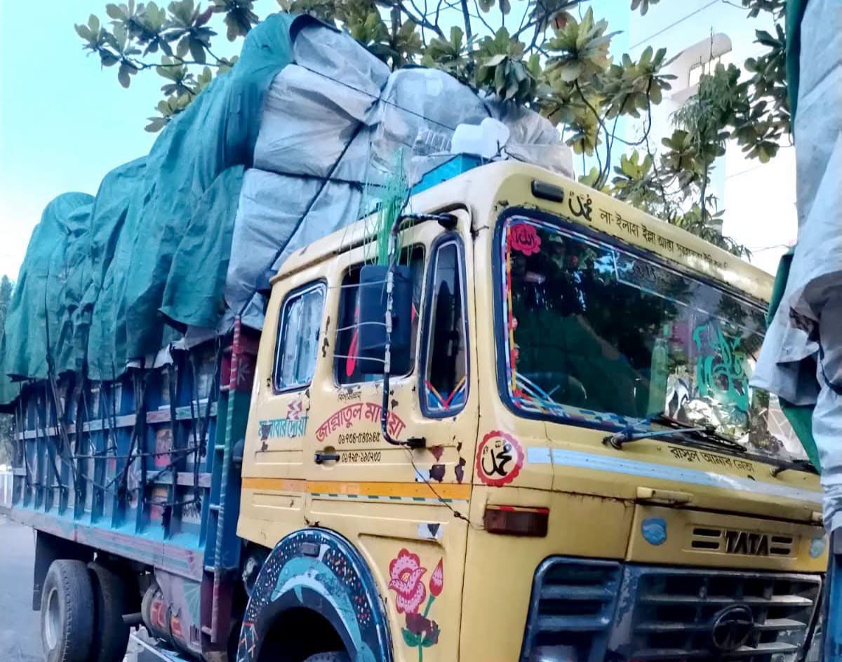 অস্ত্রের মুখে ৭৪ লাখ টাকার ঝুটবোঝাই দুই ট্রাক ডাকাতি