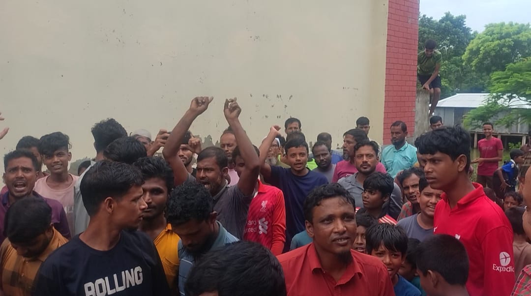 প্রধান শিক্ষক সিরাজুল ইসলাম ও নাজমুন্নাহার( ডালিম) এর পদত্যাগের দাবিতে মানববন্ধন ও বিক্ষুব্ধ এলাকাবাসী