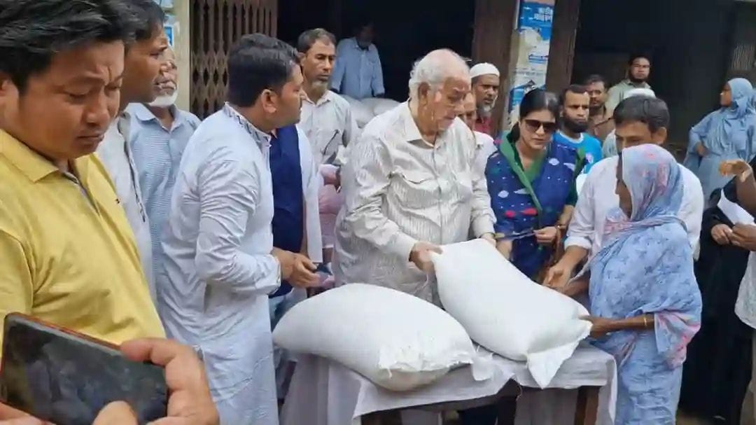 প্রধানমন্ত্রীর নির্দেশে বান্দরবানে বন্যার্তদের মাঝে চাল বিতরণ
