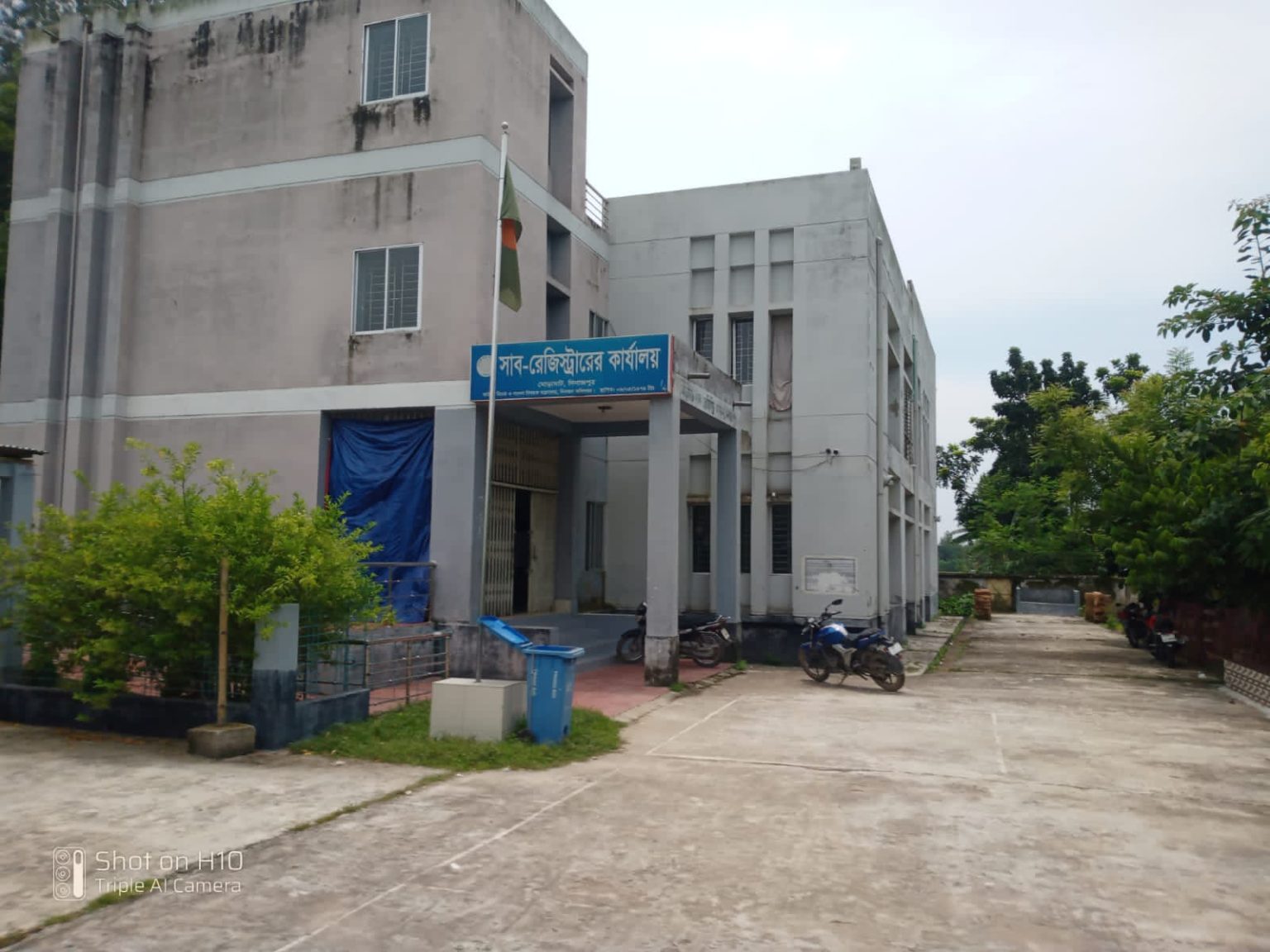 সাব-রেজিস্ট্রার সংকটে অচল ঘোড়াঘাট সাব-রেজিস্ট্রি অফিস, দলিল নিবন্ধন বন্ধে চরম ভোগান্তিতে সেবাপ্রার্থীরা