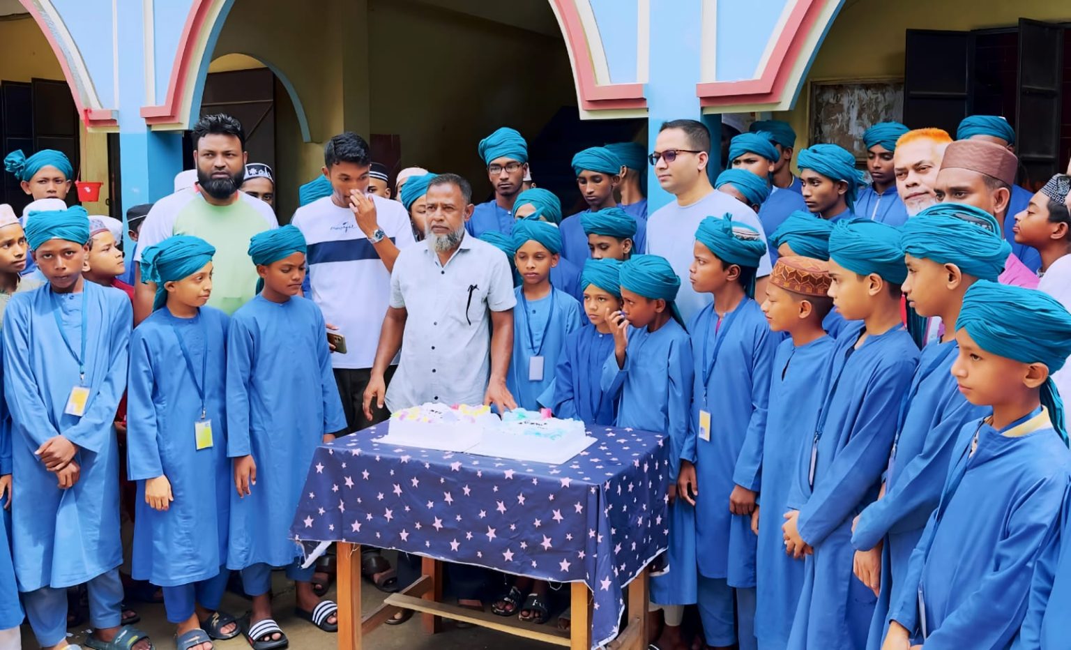 শিশুদের মুখে হাসি ফুটিয়ে মেয়ের জন্মদিন উদযাপন করলেন প্রবাসী বাবা