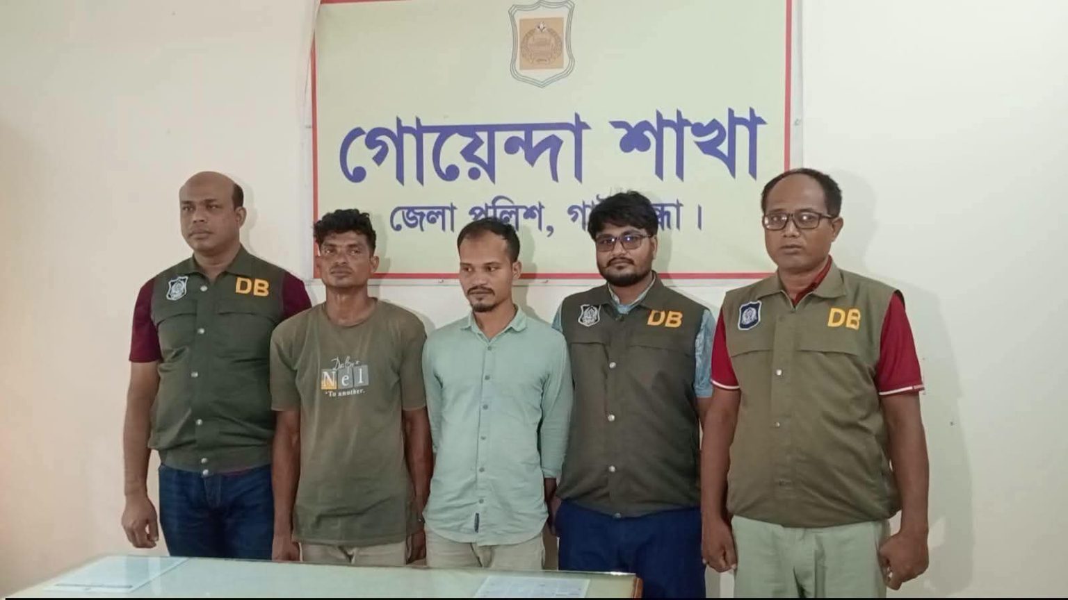 গাইবান্ধায় ডিবি পুলিশের অভিযানে ২,২০০ কেজি ভেজাল জিরানী জব্দ, গ্রেপ্তার ২; মূল হোতা শনাক্ত
