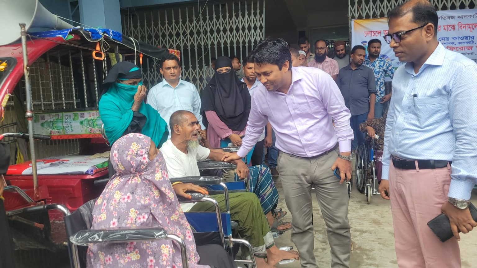 ঝালকাঠিতে প্রতিবন্ধীদের মাঝে হুইল চেয়ার বিতরণ