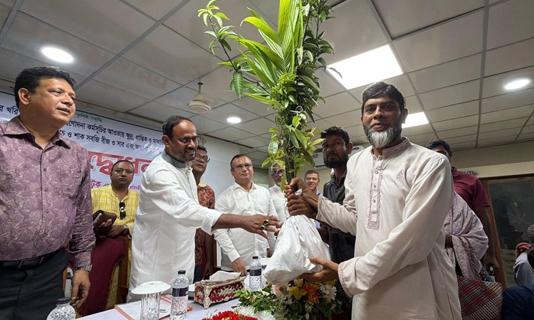 টাঙ্গাইলে কৃষকদের বিনামূল্যে বীজ, সার ও চারা প্রদান করলেন মৎস্য প্রতিমন্ত্রী