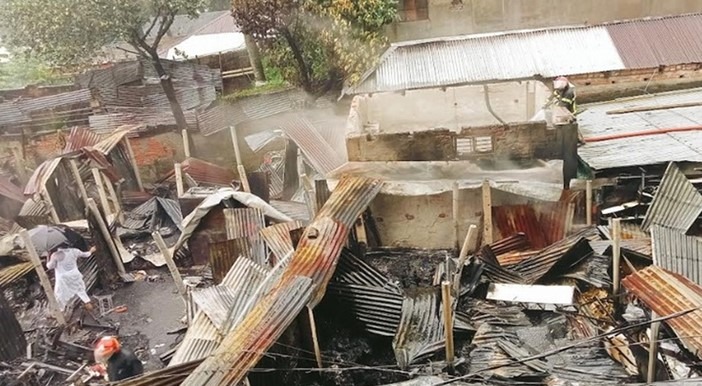 গাজীপুরে অগ্নিকাণ্ডে আটটি দোকান ও বসত-বাড়ি পুড়ে গেছে
