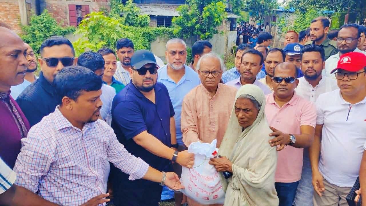 বন্যার্তদের কাছে খাবার পৌঁছে দিতে হবে: রিজভী