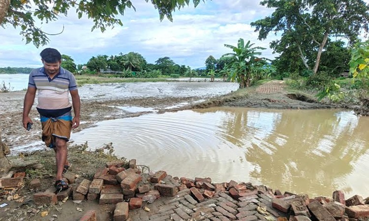 বরকলে বন্যার পানি কমতে থাকায় বাড়িঘরে ফিরছেন বানভাসি মানুষ