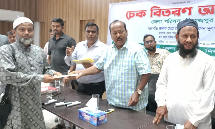 দিনাজপুরে স্কুল, কলেজ, মাদ্রাসায় অনুদানের ২৫ লাখ টাকার চেক হস্তান্তর