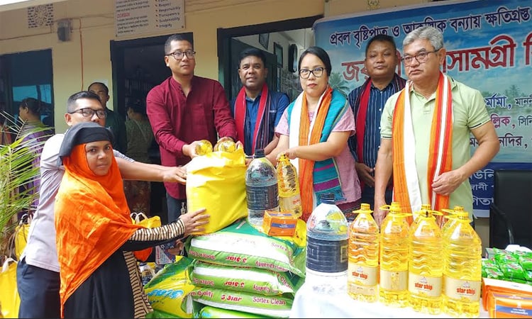 বান্দরবানে বন্যায় ক্ষতিগ্রস্ত ৯২ পরিবারের মাঝে ত্রাণ বিতরণ