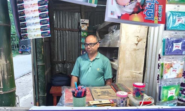 পরিবেশবান্ধব খাতা কলম তৈরি করে সুনাম কুড়িয়েছেন দৃষ্টি প্রতিবন্ধী শরিফুল
