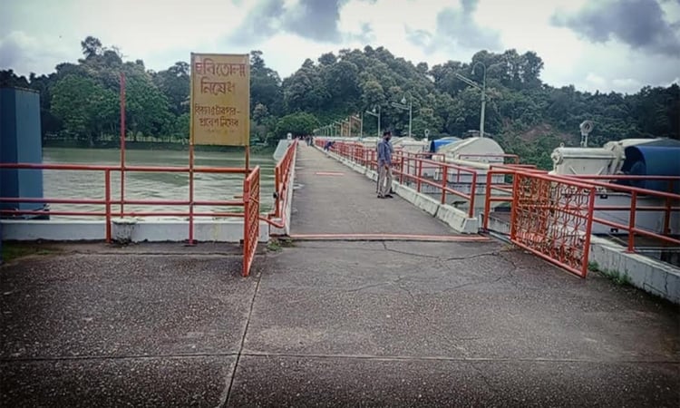 হ্রদের পানি নিয়ন্ত্রণে খুলে দেওয়া হয়েছে কাপ্তাই বাঁধের ১৬ টি স্পিলওয়ে