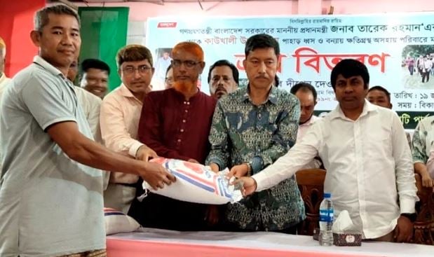 রাঙ্গামাটিতে পাহাড় ধস ও বন্যায় ক্ষতিগ্রস্থদের মধ্যে ত্রাণ বিতরণ