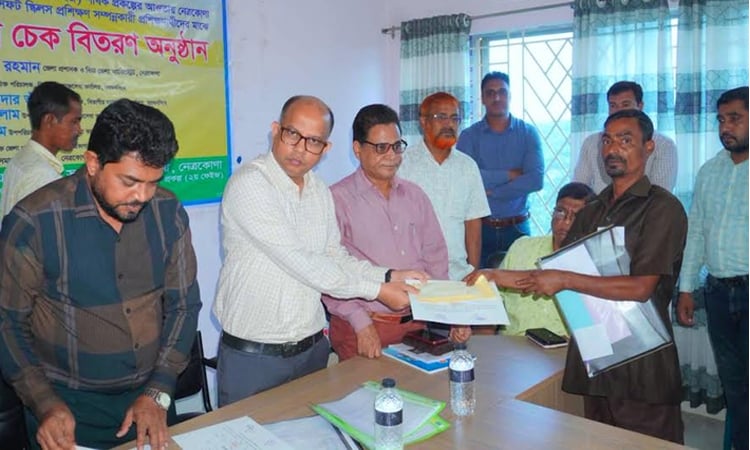 নেত্রকোণায় প্রান্তিক পেশাজীবীদের মাঝে চেক ও সনদপত্র প্রদান