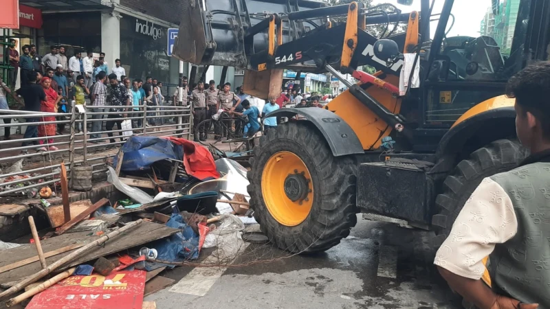 ধানমন্ডি কাকলি হাই স্কুলের আশপাশে ডিএসসিসির উচ্ছেদ অভিযান