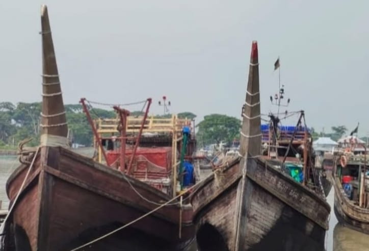 ইলিশের দাম ক্রয়ক্ষমতার বাইরে যাওয়ার প্রধান কারন হিসাবে অবৈধ কাঠের ট্রলিং বোট বন্ধের দাবি