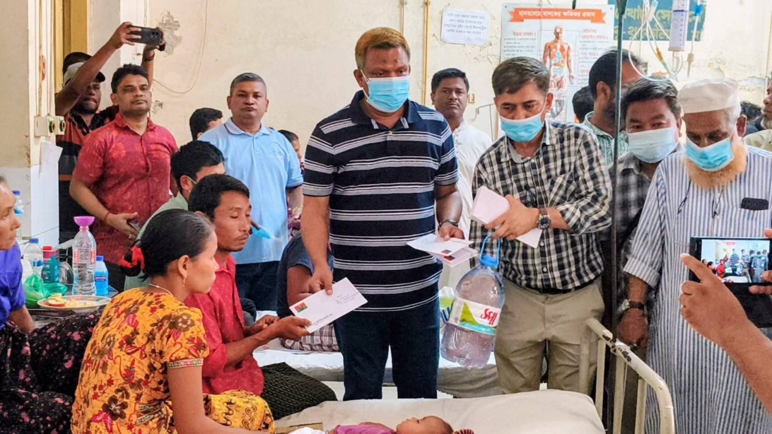 হাম রোগীদের পাশে বিএনপি নেতা জাবেদ রেজা, সদর হাসপাতালে নগদ অর্থ, খাবার ও পানি বিতরণ