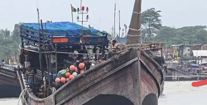 কুয়াকাটায় মাছধরা ট্রলারে জলদস্যুদের হামলা, আহত ১২ জেলে