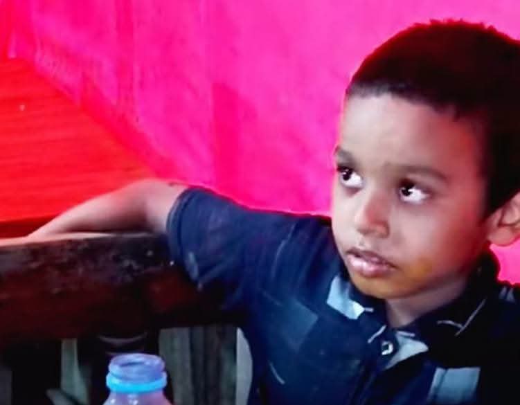 বিরামপুর রেলস্টেশনে একটি শিশু পাওয়া যায় শিশুটি বলছেন তার বাবা পুলিশ