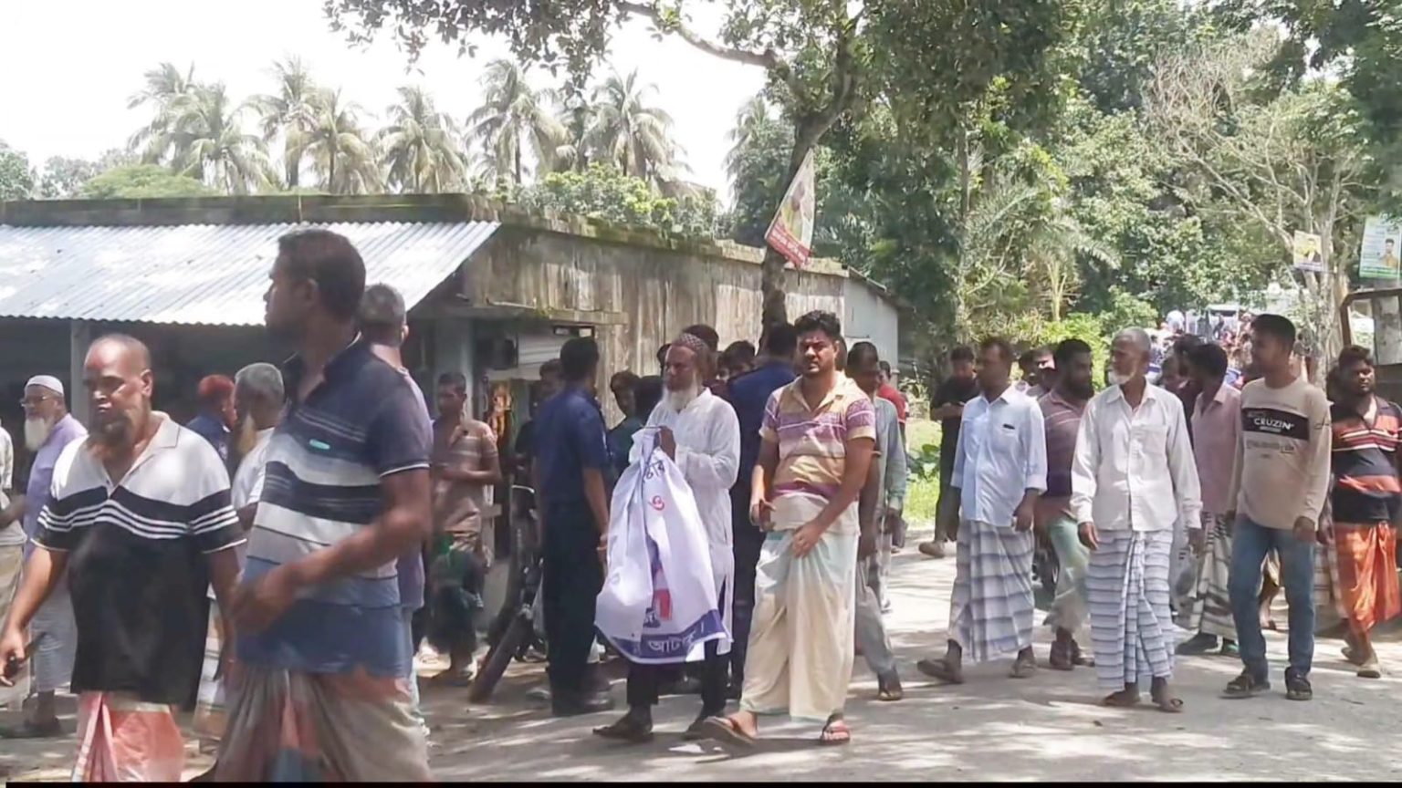 পাবনার শিবপুরে মানববন্ধনে ব্যানার ছেঁড়াকে কেন্দ্র করে সংঘর্ষ, গুলিতে আহত ১