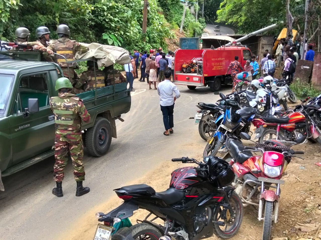 বান্দরবানে ট্রাক উল্টে চালক নিহত, হেলপার আহত