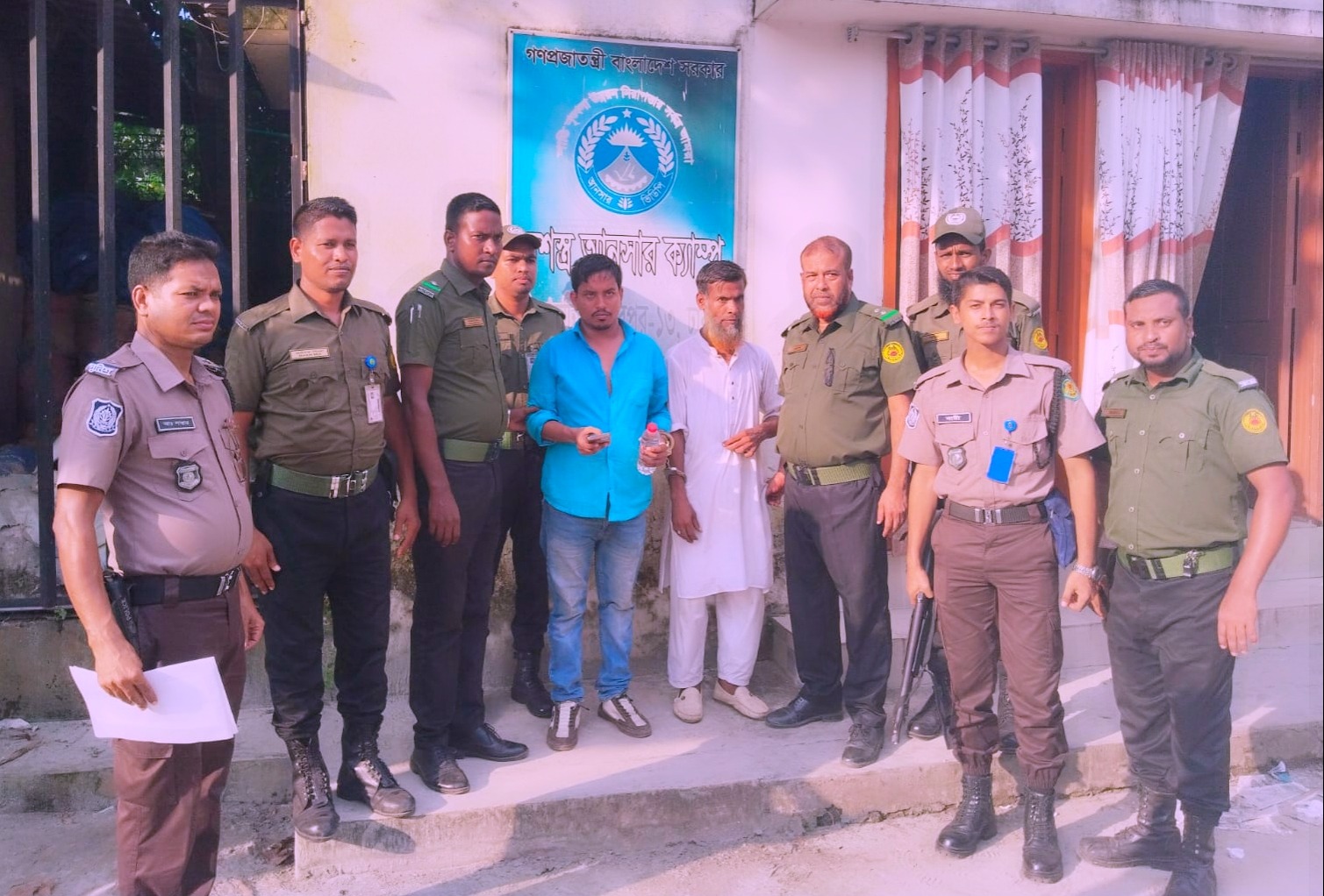 সেবাগ্রহীতাদের টার্গেট করে দালালি, মিরপুর বিআরটিএতে আটক ২