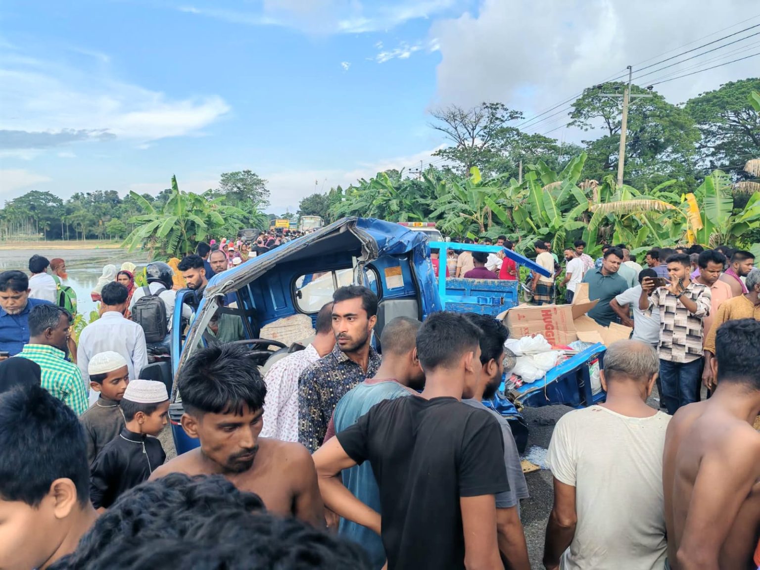 পূর্বধলায় সড়ক দুর্ঘটনায় বেশ কয়েকজন আহত এবং নিহত